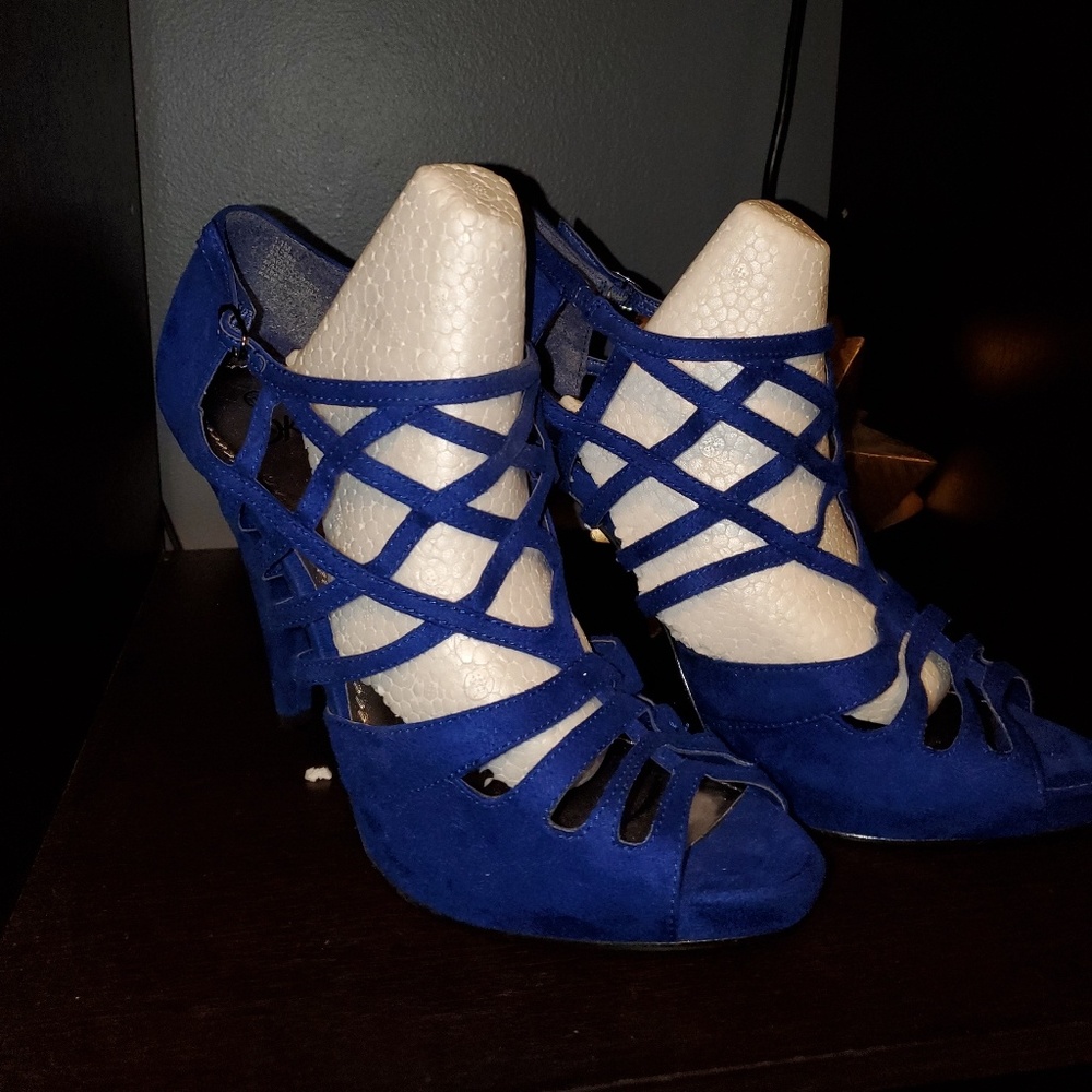 Heels - Picture 2 of 2